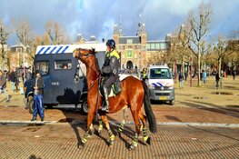 Politie treedt op na waarschuwingen tegen verboden demonstratie Museumplein: 100 aanhoudingen