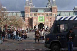 Politie treedt op na waarschuwingen tegen verboden demonstratie Museumplein: 100 aanhoudingen