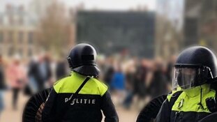 Politie stelt onderzoek in naar geweld bij verboden demonstratie Museumplein