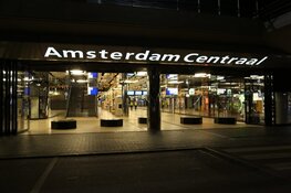 't Is Stil in Amsterdam: Slechts een enkeling laat zich zien in centrum, Centraal Station uitgestorven
