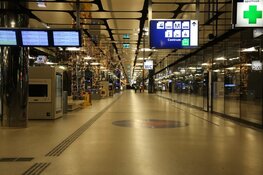 't Is Stil in Amsterdam: Slechts een enkeling laat zich zien in centrum, Centraal Station uitgestorven