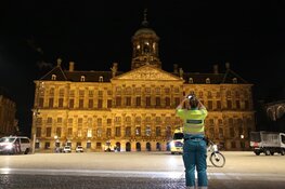 't Is Stil in Amsterdam: Slechts een enkeling laat zich zien in centrum, Centraal Station uitgestorven