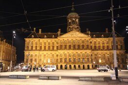 't Is Stil in Amsterdam: Slechts een enkeling laat zich zien in centrum, Centraal Station uitgestorven