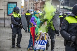 Oudere vrouw gooit poeder op agent bij Corona-rellen in Amsterdam