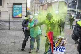 Oudere vrouw gooit poeder op agent bij Corona-rellen in Amsterdam