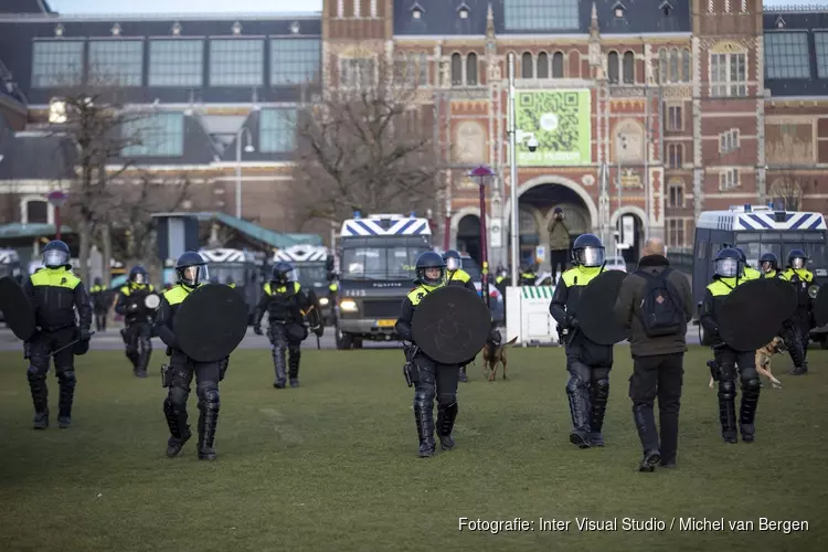Politie maakt eind aan demonstratie Museumplein, dertig aanhoudingen