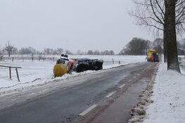 Strooiwagen eindigt in de sloot in Amstelveen