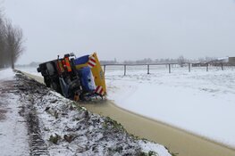 Strooiwagen eindigt in de sloot in Amstelveen