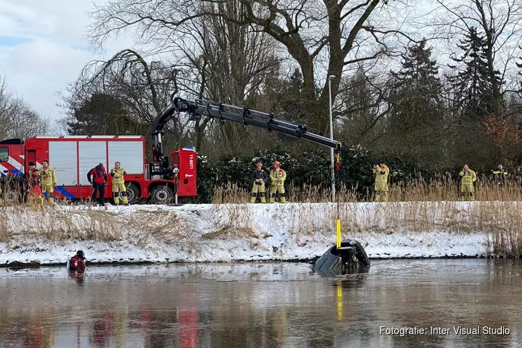 Auto in het ijskoude water in Amsterdam-Noord