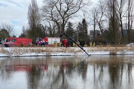 Auto in het ijskoude water in Amsterdam-Noord