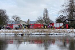 Auto in het ijskoude water in Amsterdam-Noord