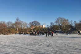 Politie stopt illegaal ijsfeest op De Poel in Amstelveen