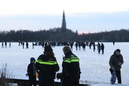 Politie stopt illegaal ijsfeest op De Poel in Amstelveen