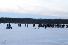 Politie stopt illegaal ijsfeest op De Poel in Amstelveen