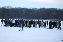 Politie stopt illegaal ijsfeest op De Poel in Amstelveen