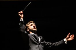 Lorenzo Viotti dirigeert Tsjaikovski en Debussy in online concert