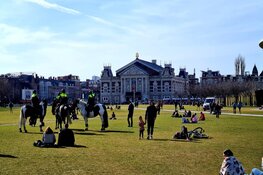 Rustige dag op een zonnig Museumplein