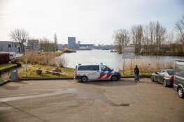 Auto met gezin belandt in water. Drie kinderen gered, moeder nog spoorloos