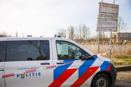 Auto met gezin belandt in water. Drie kinderen gered, moeder nog spoorloos