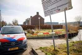 Auto met gezin belandt in water. Drie kinderen gered, moeder nog spoorloos