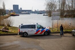 Auto met gezin belandt in water. Drie kinderen gered, moeder nog spoorloos