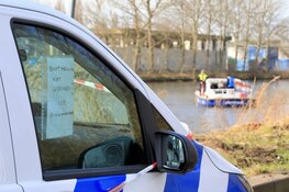 Auto met gezin belandt in water. Drie kinderen gered, moeder nog spoorloos