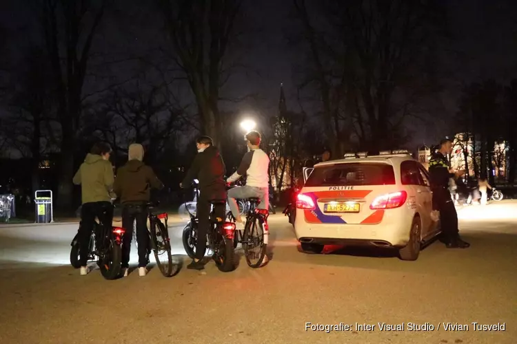 Groot feest in Vondelpark, bezoekers vertrekken na komst politie