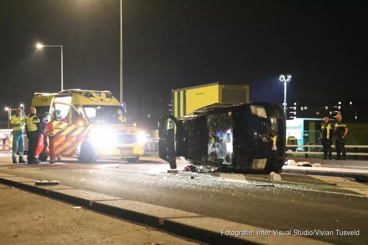 Auto over de kop geslagen op Kromwijkdreef in Zuidoost