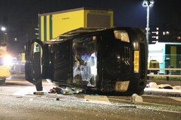 Auto over de kop geslagen op Kromwijkdreef in Zuidoost