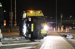 Auto over de kop geslagen op Kromwijkdreef in Zuidoost
