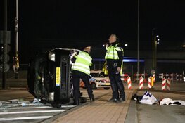 Auto over de kop geslagen op Kromwijkdreef in Zuidoost