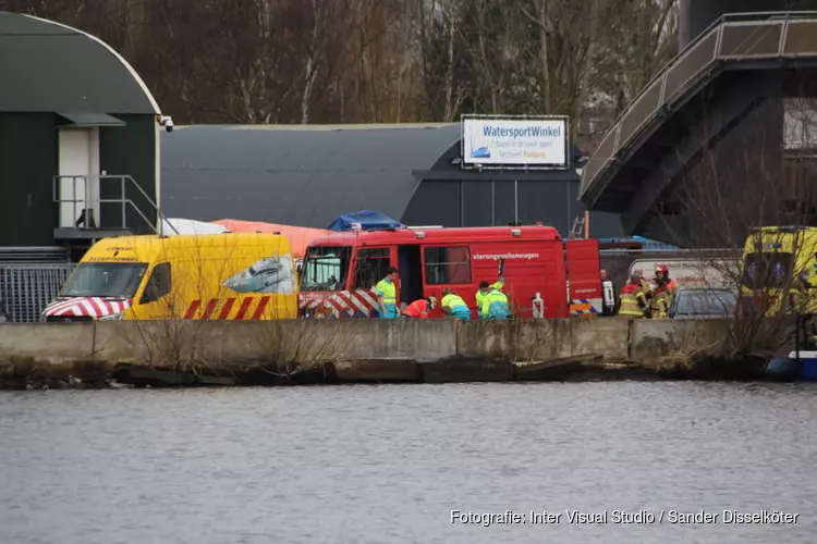 Hulpverleners moeten man reanimeren die te water raakt bij Nesciobrug