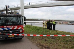 Hulpverleners moeten man reanimeren die te water raakt bij Nesciobrug
