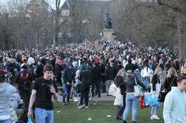 Enorme drukte in Vondelpark, politie grijpt in