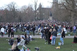 Enorme drukte in Vondelpark, politie grijpt in