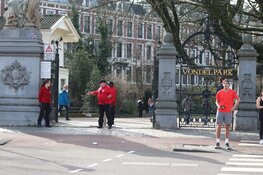 Extra toezicht in Vondelpark: zij-ingangen afgesloten