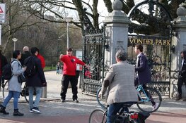 Extra toezicht in Vondelpark: zij-ingangen afgesloten