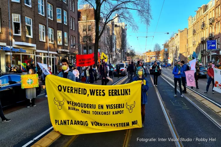Actievoerders blokkeren de Overtoom in Amsterdam