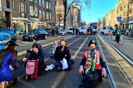 Actievoerders blokkeren de Overtoom in Amsterdam