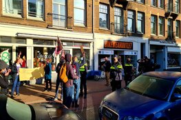 Actievoerders blokkeren de Overtoom in Amsterdam