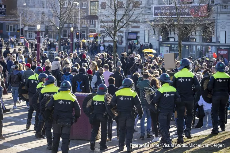 Aanhoudingen op Museumplein bij demonstratie tegen coronamaatregelen