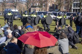 Aanhoudingen op Museumplein bij demonstratie tegen coronamaatregelen