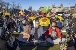 Aanhoudingen op Museumplein bij demonstratie tegen coronamaatregelen