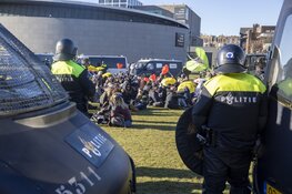 Aanhoudingen op Museumplein bij demonstratie tegen coronamaatregelen