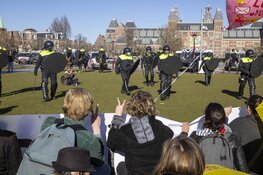 Zeventien aanhoudingen bij demonstratie Museumplein 28 februari