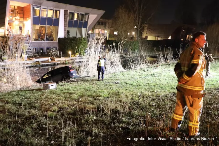 Auto te water in Nieuw-West, duikteam ingezet