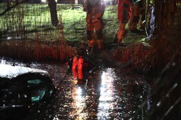 Auto te water in Nieuw-West, duikteam ingezet