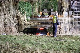 Auto te water in Nieuw-West, duikteam ingezet