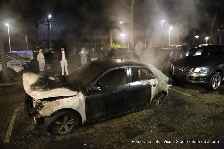 Twee auto&#39;s in brand in Amsterdam-Noord