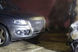 Twee auto&#39;s in brand in Amsterdam-Noord